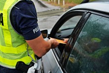 Jechał bez pasów. Okazało się, że jest pijany