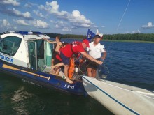 Jezioro Wigry. Trzy osoby wpadły do wody w wyniku przewrócenia się omegi [zdjęcia]