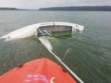 Silny wiatr zaskoczył żeglarzy. Ratownicy pomagali dwóm załogom wywróconych łodzi [zdjęcia]