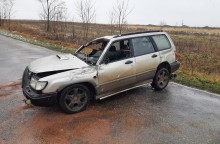 Banie Mazurskie. Pijana kierująca uderzyła w drzewo