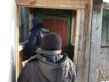 Krasnopol, Sejny. Pracownicy socjalni i policjanci odwiedzają starszych i samotnych