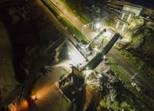 Na linii Rail Baltica będzie więcej bezkolizyjnych skrzyżowań. Wiadukt montowany nocą 