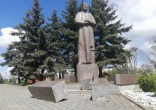 Sejny. Nieostrożny kierowca uszkodził pomnik biskupa Antoniego Baranowskiego (Antanasa Baranauskasa)