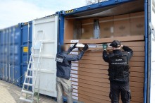 Kontenery pełne fajek. Przemytnicy biją rekordy [zdjęcia]