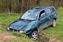 Bargłów Kościelny. Pijana kobieta wjechała do rowu, po krótkiej drzemce uciekła