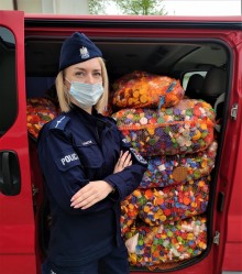 Sejneńscy policjanci przekazali pół tony nakrętek na leczenie małego Marcela