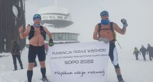 Suwalczanie Bartosz Bełdyga i Tomasz Chomicz zdobyli Śnieżkę bez ubrań [zdjęcia]