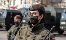 Terytorialsi przysięgali w rocznicę walki z pandemią. Wśród 70 nowych żołnierzy 10 kobiet [zdjęcia]