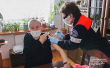 Rok z koronawirusem. Szczepienia inaczej, po świętach luzowanie obostrzeń