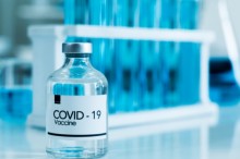 Szybko rośnie liczba zakażeń, a maleje zainteresowanie szczepieniami. Od wtorku roczniki 1957-1961