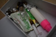 Kradli perfumy i alkohol. Jeden ze złodziei miał przy sobie heroinę