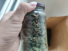 Sejny. Znęcał się nad rodziną. Na widok policji uciekał przez balkon z marihuaną w kartonie