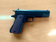 Podróżni przeżyli chwile grozy. Mężczyzna celował z broni do pasażerów pociągu Suwałki - Kraków