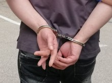 Zamknął się w pokoju i schował w szafie. Policjanci dotarli do niego przez balkon