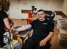 Oddał 22 litry krwi. Wyjątkowe odznaczenie dla sejneńskiego policjanta