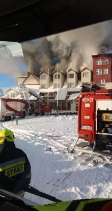 Pożar hotelu w Augustowie. Z ogniem walczy około 100 strażaków [zdjęcia]
