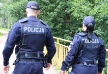Policjanci z Raczek zatrzymali poszukiwanego. Zamiast w więzieniu, siedział z kolegami na ławce