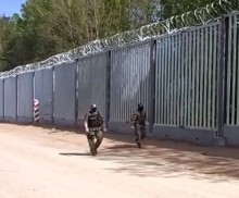 Granica polsko-białoruska. Odbiór pierwszych odcinków zapory, nielegalne przekroczenia przez zasieki