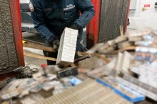 Laweta prześwietlona w Budzisku. W rozcinaniu skrytki na papierosy celnikom pomagali strażacy