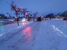 Gołoledź wstrzymała autobusy PKS. W szkołach dużo niższa frekwencja, WORD odwołał egzaminy