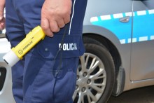 Pijany kierowca zwrócił uwagę policjantów, bo nie miał podświetlonej tablicy w aucie