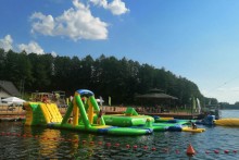 Letnie atrakcje w WOSiR Szelment. Dmuchany park wodny w nowym miejscu i nowa plaża