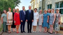 prezydent_litwy_punsk_przed_szkola_zbiorowa.jpg