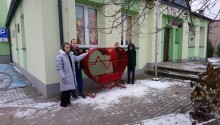 Przy szkole w Nowej Wsi pojawiło się serce na nakrętki [zdjęcia]