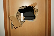 Suwałki. Agresywny 35-latek niszczył drzwi w jednym  z lokali