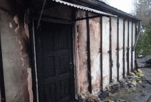 Pożar stodoły w Krasnopolu. Ogień zagrażał pobliskim domom [zdjęcia]