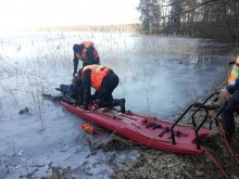 Jezioro Białe. Pod wędkarzem załamał się lód [zdjęcia]