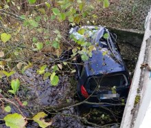 Wypadek drogowy w Bakaniuku. 18-latka uderzyła w drzewo i wpadła autem do rzeki