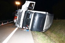 Jeziorki. Pijany kierowca zjechał ciężarówką do rowu