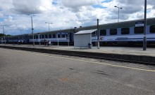 Dwóch maszynistów ucierpiało po wykolejeniu lokomotywy pociągu Kraków - Suwałki.  Zastępcze autobusy