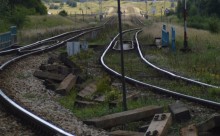 Niedaleko Augustowa z torów wypadła lokomotywa pociągu Kraków - Suwałki. Maszynista hospitalizowany