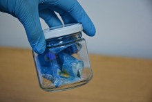 Suwalscy policjanci zatrzymali dwóch mężczyzn, którzy przekazywali sobie narkotyki