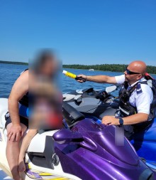 Jezioro Necko. Nietrzeźwy mężczyza pływał skuterem z trzyletnim dzieckiem