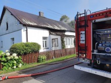 Pożar domu w Bakaniuku. Dwóch mężczyzn trafiło do szpitala