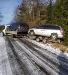 Uwaga, kierowcy. Na drogach jest bardzo ślisko. Pod Wiżajnami do rowu zjechała laweta