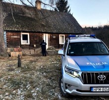 Gmina Rutka-Tartak. Policjanci, po telefonie od zaniepokojonego mężczyzny, uratowali staruszkę