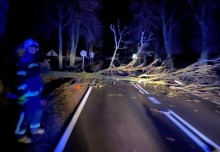 Wichura i zacinający śnieg. Ekstremalnie trudne warunki na drogach. Kolizja goni kolizję