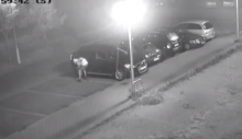 Przebił opony w zaparkowanym volvo i uciekł. Nagrały go kamery, szukają policjanci [wideo]