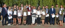 Warto się uczyć. 15 uczniów szkoły w Dowspudzie otrzymało stypendia Starosty Suwalskiego [zdjęcia]