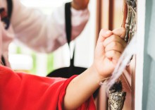 W jakich okolicznościach pracownik ZUS-u może odwiedzić seniora w domu