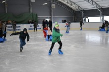 Suwałki. Lodowisko przy ul. Szpitalnej już otwarte [zdjęcia]