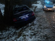 Powiat augustowski. Pijana kobieta wjechała w drzewo