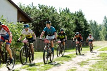 Kolarstwo. Osiem medali suwalczan w wyścigu przez pełną kałuż Puszczę Białowieską [zdjęcia]