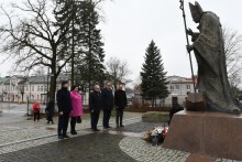 Przedstawiciele władz miasta Suwałki uczcili rocznicę śmierci papieża Jana Pawła II