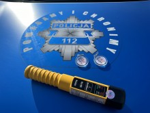 Pijany kierowca motoroweru. Pod nogami wiózł skrzynkę piwa