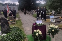 Delegacja z Suwałk na pogrzebie Grzegorza Kochanowicza